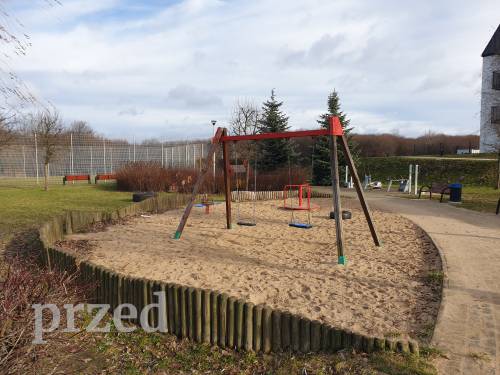 Przestrzeń placu zabaw przed modernizacją
