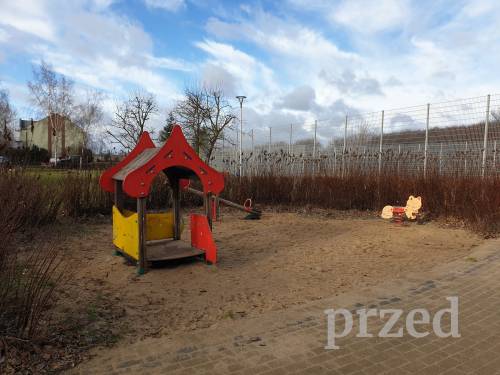 Przestrzeń placu zabaw przed modernizacją