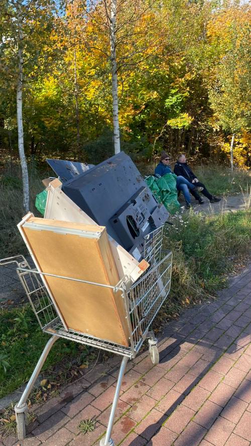 Znaleziska - telewizor i kosz sklepowy.
