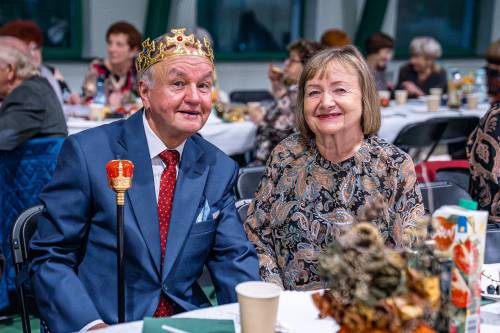 Król balu z osobą towarzyszącą.