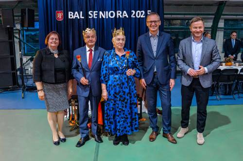 Organizatorzy wraz z królową i królem balu.