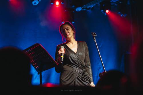 Muzycy na scenie. Zbliżenie na wokalistkę