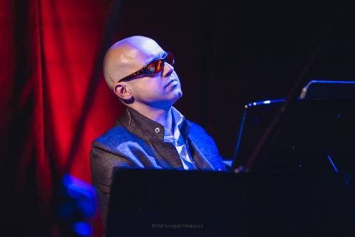 Muzycy na scenie. Zbliżenie na pianistę.
