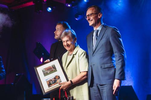 Była Dyrektor Domu Kultury na scenie z Burmistrzem.