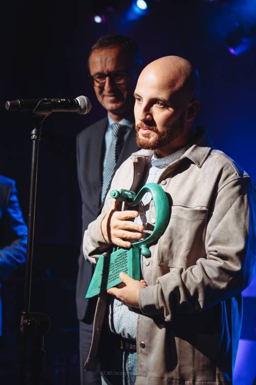 Nagrodzeni na scenie. Zbliżenie na mężczyznę.