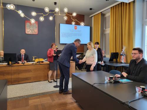 Burmistrz wręcza nagrodę laureatce.