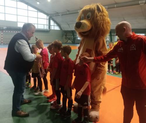 Na zdjęciu są wręczane nagrody za udział w turnieju piłki nożnej