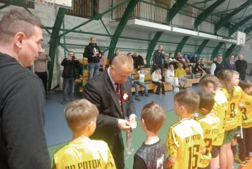 Na zdjęciu są wręczane nagrody za udział w turnieju piłki nożnej