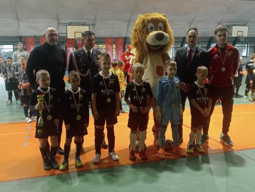 Na zdjęciu są wręczane nagrody za udział w turnieju piłki nożnej