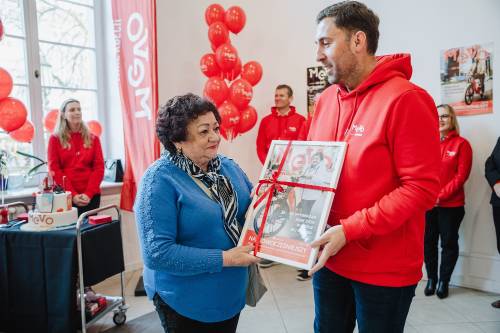 Uroczystość, czerwone stroje, balony, wręczenie nagrody.