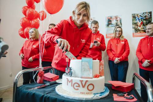 Uroczystość, czerwone stroje, kobieta kroi tort.