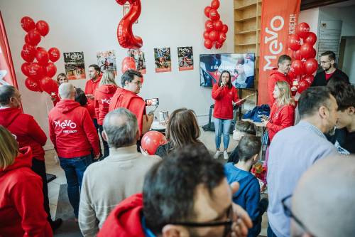 Uroczystość, czerwone stroje, balony.