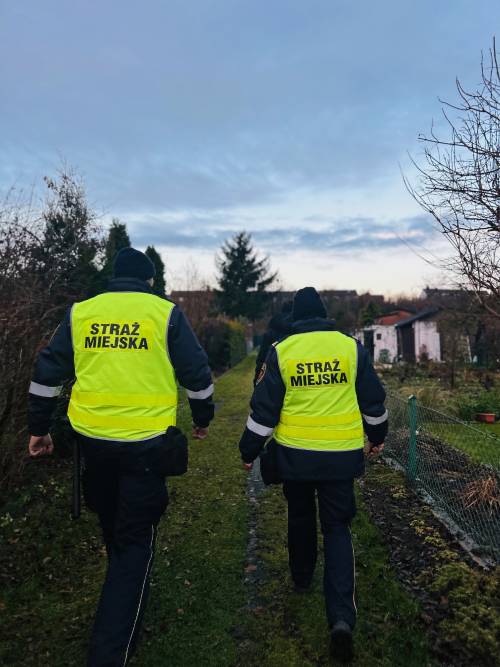 Dwóch, idących strażników Straży Miejskiej