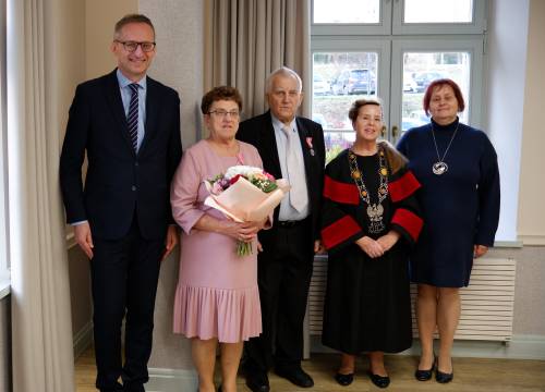 Trzecia z par w towarzystwie burmistrza, przewodniczącej rady miasta i kierownik USC