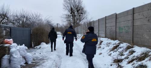 Funkcjonariusze Straży Miejskiej kontrolują altanki działkowe i pustostany