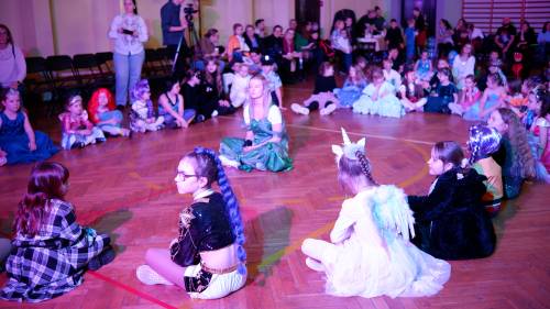 Grupa dzieci podczas zabawy na balu karnawałowym