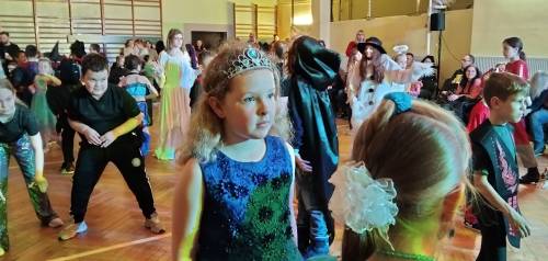 Dzieci tańczące na balu karnawałowym