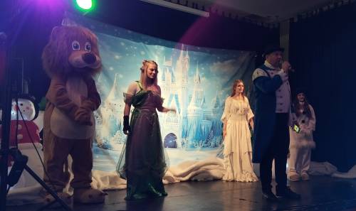 Powitanie dzieci przez prowadzącego bal karnawałowy