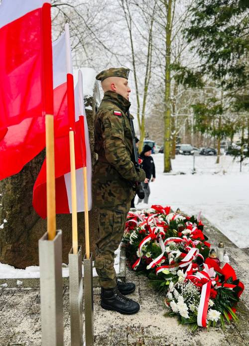 Żołnierz stojący pod pomnikiem