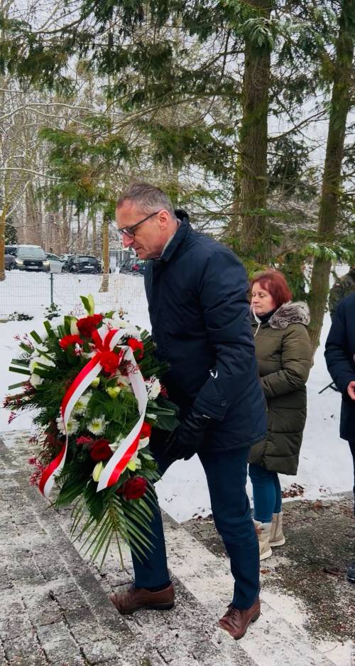 Burmistrz Pruszcza Gdańskiego składa kwiaty pod pomnikiem