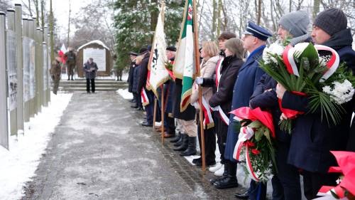 Delegacja oraz poczty sztandarowe biorące udział w uroczystościach