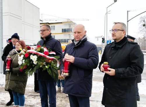 Burmistrz, z innymi osobami trzymający wieniec