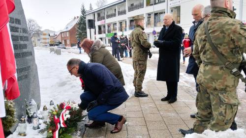 Burmistrz Pruszcza Gdańskiego składający wieniec pod pomnikiem