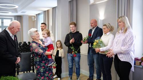 Jedna z par wraz z rodziną