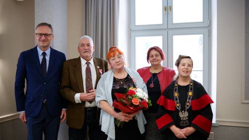 Jedna z par w towarzystwie burmistrza, przewodniczącej rady miasta i kierownik USC