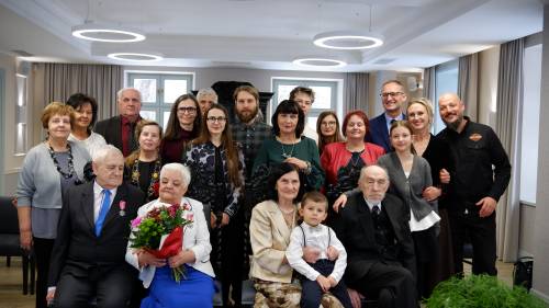 Dwie pary jubilatów z burmistrzem, przewodniczącą rady miasta, kierownik USC i rodzinami
