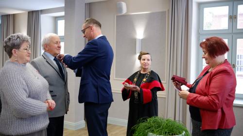 Burmistrz Pruszcza Gdańskiego wręcza Medal za Długoletnie Pożycie Małżeńskie