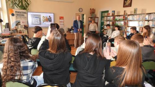 Licznie zgromadzeni uczniowie podczas warsztatów z Piotrem Aszykiem