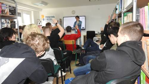 Uczniowie aktywnie uczestniczą w warsztatach, zgłaszają się do odpowiedzi