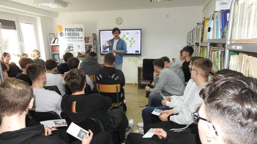 Boguś Janiszewski prowadzi warsztaty, uczniowie aktywnie słuchają