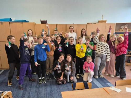 Uczniowie z wykonanymi własnoręcznie skrzatami