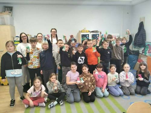 Uczniowie z wykonanymi własnoręcznie skrzatami
