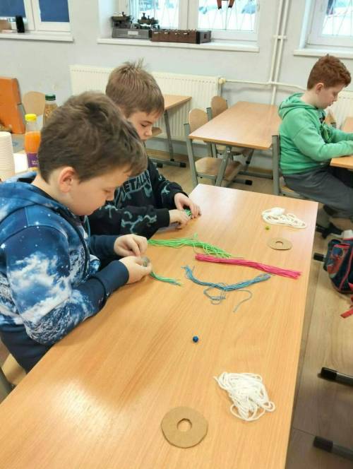 Chłopcy wykonują swoje skrzaty