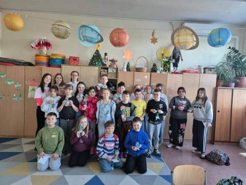 Uczniowie prezentują wykonane przez siebie prace