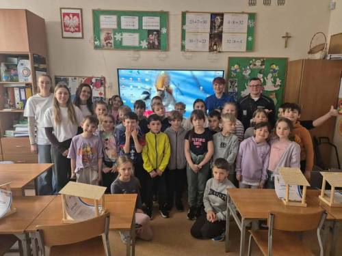 Uczniowie jednej z klas ze swoimi pracami