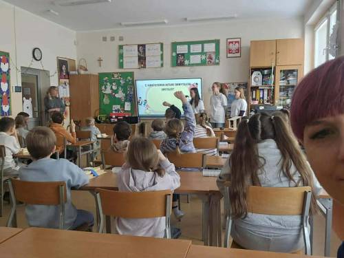 Prowadzące projekt opowiadają uczniom o wpływie telefonów