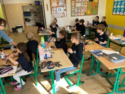 Dzieci w szkolnych ławkach uczestniczące w zajęciach w ramach projektu Z baśniami dookoła świata