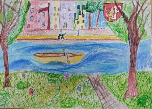 Praca konkursowa, na której jest łódka na rzece, drzewa, budynki