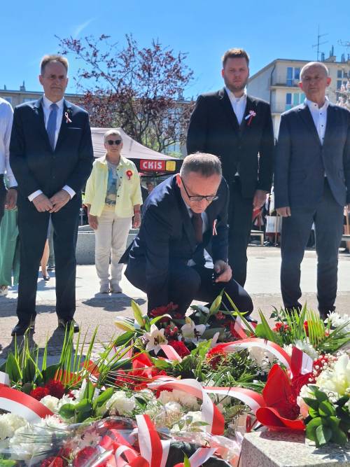 Burmistrz Pruszcza Gdańskiego składa kwiaty pod pomnikiem Nike