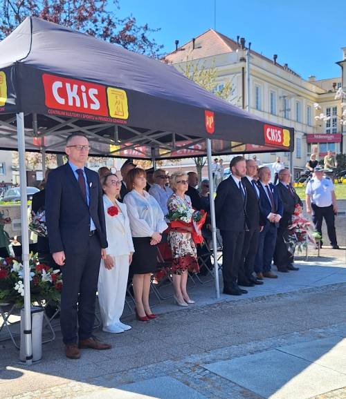 Samorządowcy i zaproszeni goście podczas oficjalnych obchodów