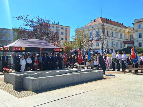 Na placu Jana Pawła II stoją samorządowcy, zaproszeni goście i poczty sztandarowe