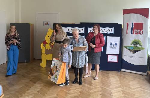 Chłopiec z nauczycielką odebrali nagrody