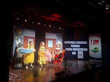 Jedna z grup występuje na scenie