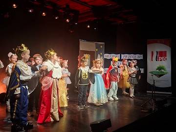 Jedna z grup występuje na scenie