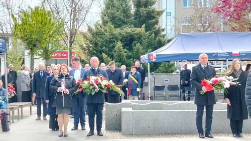Składanie kwiatów pod pomnikiem