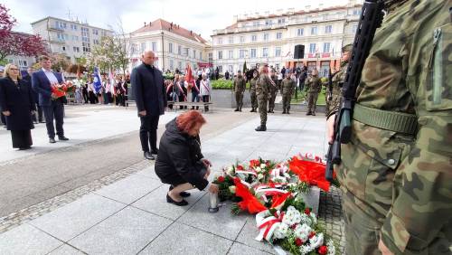 Składanie kwiatów pod pomnikiem